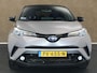 Toyota C-HR / C-HR+ 1.8 Hybrid Bi-Tone - ORIGINEEL NEDERLANDSE AUTO - ACHTERUITRIJCAMERA - NAVIGATIESYSTEEM FULL MAP - CRUISE CONTROL ADAPTIEF - DODEHOEKDETECTIE - KEYLESS ENTRY - VOORSTOELEN VERWARMD - PARKEERSENSOREN VOOR EN ACHTER - PARKEER ASSISTENT - AUDIO INSTALLATIE PREMIUM - LICHTMETALEN VELGEN 18"