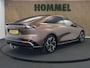 Mazda 6e Takumi Plus Long Range 80 kWh - ORIGINEEL NEDERLANDSE AUTO - PANORAMADAK - RONDOMZICHTCAMERA - HEAD-UP DISPLAY - DODEHOEKDETECTIE MET CORRECTIE - ELEKTRISCH BEDIENBARE ACHTERKLEP - ELEKTRISCH VERSTELBARE BESTUURDERSSTOEL - STOELVENTILATIE VÓÓR - VOORSTOELEN & STUUR VERWARMING - WARMTEPOMP - APPLE CARPLAY/ANDROID AUTO - DRAADLOZE TELEFOONLADER - KEYLESS ENTRY & START - LUXE LEDEREN/SUÈDE BEKLEDING - SFEERVERLICHTING - ELEKTRISCHE WEGKLAPBARE TREKHAAK 1.500 KG TREKGEWICHT