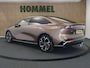 Mazda 6e Takumi Plus Long Range 80 kWh - ORIGINEEL NEDERLANDSE AUTO - PANORAMADAK - RONDOMZICHTCAMERA - HEAD-UP DISPLAY - DODEHOEKDETECTIE MET CORRECTIE - ELEKTRISCH BEDIENBARE ACHTERKLEP - ELEKTRISCH VERSTELBARE BESTUURDERSSTOEL - STOELVENTILATIE VÓÓR - VOORSTOELEN & STUUR VERWARMING - WARMTEPOMP - APPLE CARPLAY/ANDROID AUTO - DRAADLOZE TELEFOONLADER - KEYLESS ENTRY & START - LUXE LEDEREN/SUÈDE BEKLEDING - SFEERVERLICHTING - ELEKTRISCHE WEGKLAPBARE TREKHAAK 1.500 KG TREKGEWICHT