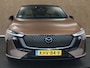Mazda 6e Takumi Plus Long Range 80 kWh - ORIGINEEL NEDERLANDSE AUTO - PANORAMADAK - RONDOMZICHTCAMERA - HEAD-UP DISPLAY - DODEHOEKDETECTIE MET CORRECTIE - ELEKTRISCH BEDIENBARE ACHTERKLEP - ELEKTRISCH VERSTELBARE BESTUURDERSSTOEL - STOELVENTILATIE VÓÓR - VOORSTOELEN & STUUR VERWARMING - WARMTEPOMP - APPLE CARPLAY/ANDROID AUTO - DRAADLOZE TELEFOONLADER - KEYLESS ENTRY & START - LUXE LEDEREN/SUÈDE BEKLEDING - SFEERVERLICHTING - ELEKTRISCHE WEGKLAPBARE TREKHAAK 1.500 KG TREKGEWICHT