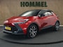 Toyota C-HR / C-HR+ 1.8 Hybrid 140 First Edition - ORIGINEEL NEDERLANDSE AUTO - AFKOMSTIG VAN 1E EIGENAAR - PARKEERSENSOREN VOOR EN ACHTER - CAMERA - PARKEERASSISTENT - ELEKTRISCHE ACHTERKLEP - 18 INCH LICHT METALEN VELGEN - LENDESTEUN BESTUURDERSSTOEL - NAVIGATIE - APPLE CARPLAY/ ANDROID AUTO - DRAADLOZE TELEFOONLADER