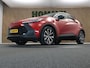 Toyota C-HR / C-HR+ 1.8 Hybrid 140 First Edition - ORIGINEEL NEDERLANDSE AUTO - AFKOMSTIG VAN 1E EIGENAAR - PARKEERSENSOREN VOOR EN ACHTER - CAMERA - PARKEERASSISTENT - ELEKTRISCHE ACHTERKLEP - 18 INCH LICHT METALEN VELGEN - LENDESTEUN BESTUURDERSSTOEL - NAVIGATIE - APPLE CARPLAY/ ANDROID AUTO - DRAADLOZE TELEFOONLADER