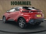 Toyota C-HR / C-HR+ 1.8 Hybrid 140 First Edition - ORIGINEEL NEDERLANDSE AUTO - AFKOMSTIG VAN 1E EIGENAAR - PARKEERSENSOREN VOOR EN ACHTER - CAMERA - PARKEERASSISTENT - ELEKTRISCHE ACHTERKLEP - 18 INCH LICHT METALEN VELGEN - LENDESTEUN BESTUURDERSSTOEL - NAVIGATIE - APPLE CARPLAY/ ANDROID AUTO - DRAADLOZE TELEFOONLADER