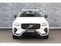 Volvo XC60 2.0 T6 Plug-in hybrid AWD Plus Dark | PHEV | Facelift | 360 Graden Camera | Head-up Display | Panoramadak | Trekhaak | Keyless Entry | Elektrische Achterklep | Stoelverwarming voor en achter | Navigatie Google Maps | Apple Carplay | Android Auto