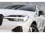 Volvo XC60 2.0 T6 Plug-in hybrid AWD Plus Dark | PHEV | Facelift | 360 Graden Camera | Head-up Display | Panoramadak | Trekhaak | Keyless Entry | Elektrische Achterklep | Stoelverwarming voor en achter | Navigatie Google Maps | Apple Carplay | Android Auto