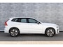 Volvo XC60 2.0 T6 Plug-in hybrid AWD Plus Dark | PHEV | Facelift | 360 Graden Camera | Head-up Display | Panoramadak | Trekhaak | Keyless Entry | Elektrische Achterklep | Stoelverwarming voor en achter | Navigatie Google Maps | Apple Carplay | Android Auto