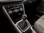 Volkswagen T-Roc 1.0 TSI Sport (APPLE CARPLAY, GROOT NAVI, CAMERA, CLIMATE, SPORTSTOELEN, GETINT GLAS, ELEK ACHTERKLEP, ADAPTIVE CRUISE, NIEUWSTAAT)