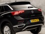 Volkswagen T-Roc 1.0 TSI Sport (APPLE CARPLAY, GROOT NAVI, CAMERA, CLIMATE, SPORTSTOELEN, GETINT GLAS, ELEK ACHTERKLEP, ADAPTIVE CRUISE, NIEUWSTAAT)