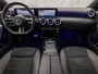 Mercedes-Benz A-klasse 180 AMG Line Automaat (FABRIEKSGARANTIE, APPLE CARPLAY, GROOT NAVI, SFEERVERLICHTING, CAMERA, KUIPSTOELEN, STOELVERWARMING, GETINT GLAS, NIEUWSTAAT)