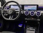 Mercedes-Benz A-klasse 180 AMG Line Automaat (FABRIEKSGARANTIE, APPLE CARPLAY, GROOT NAVI, SFEERVERLICHTING, CAMERA, KUIPSTOELEN, STOELVERWARMING, GETINT GLAS, NIEUWSTAAT)