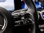 Mercedes-Benz A-klasse 180 AMG Line Automaat (FABRIEKSGARANTIE, APPLE CARPLAY, GROOT NAVI, SFEERVERLICHTING, CAMERA, KUIPSTOELEN, STOELVERWARMING, GETINT GLAS, NIEUWSTAAT)