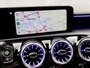 Mercedes-Benz A-klasse 180 AMG Line Automaat (FABRIEKSGARANTIE, APPLE CARPLAY, GROOT NAVI, SFEERVERLICHTING, CAMERA, KUIPSTOELEN, STOELVERWARMING, GETINT GLAS, NIEUWSTAAT)