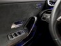 Mercedes-Benz A-klasse 180 AMG Line Automaat (FABRIEKSGARANTIE, APPLE CARPLAY, GROOT NAVI, SFEERVERLICHTING, CAMERA, KUIPSTOELEN, STOELVERWARMING, GETINT GLAS, NIEUWSTAAT)