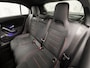 Mercedes-Benz A-klasse 180 AMG Line Automaat (FABRIEKSGARANTIE, APPLE CARPLAY, GROOT NAVI, SFEERVERLICHTING, CAMERA, KUIPSTOELEN, STOELVERWARMING, GETINT GLAS, NIEUWSTAAT)