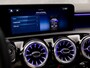 Mercedes-Benz A-klasse 180 AMG Line Automaat (FABRIEKSGARANTIE, APPLE CARPLAY, GROOT NAVI, SFEERVERLICHTING, CAMERA, KUIPSTOELEN, STOELVERWARMING, GETINT GLAS, NIEUWSTAAT)