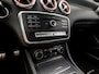 Mercedes-Benz A-klasse 180 AMG Night Edition Automaat (NAVIGATIE, LEDER/ALCANTARA, DIAMOND GRILL, STOELVERWARMING, GETINT GLAS, SPORTSTOELEN, CRUISE, LED KOPLAMPEN, NIEUWSTAAT)