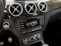 Mercedes-Benz B-klasse 200 AMG Sport 157Pk (GROOT NAVI, CLIMATE, CAMERA, HARMAN/KARDON, STOELVERWARMING, LEDEREN SPORTSTOELEN, HARMAN/KARDON, XENON, ZWART HEMEL, NIEUWSTAAT)