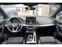 Audi Q5 55 TFSI e S edition | Head-Up | Matrix LED | Adaptieve cruise control | 2 x S-Line | Ambiance verlichting | Parkeercamera | Stoelverwarming | 3-zone climate control | Keyless | Stuurwielverwarming |