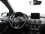 Mercedes-Benz B-klasse 180 Ambition Bluetooth, Cruise control, Parkeersensoren voor/achter, Warmtewerend glas, Audio-navigatie full map, Family Edition-pakket Luxe, comfort en veelzijdigheid in een stijlvolle hatchback. Dankzij het ruime interieur en de hoge zitpositie geniet je van een comfortabele rijervaring, terwijl de hoogwaardige afwerking zo