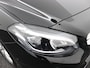 Mercedes-Benz B-klasse 180 Ambition Bluetooth, Cruise control, Parkeersensoren voor/achter, Warmtewerend glas, Audio-navigatie full map, Family Edition-pakket Luxe, comfort en veelzijdigheid in een stijlvolle hatchback. Dankzij het ruime interieur en de hoge zitpositie geniet je van een comfortabele rijervaring, terwijl de hoogwaardige afwerking zo