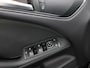 Mercedes-Benz B-klasse 180 Ambition Bluetooth, Cruise control, Parkeersensoren voor/achter, Warmtewerend glas, Audio-navigatie full map, Family Edition-pakket Luxe, comfort en veelzijdigheid in een stijlvolle hatchback. Dankzij het ruime interieur en de hoge zitpositie geniet je van een comfortabele rijervaring, terwijl de hoogwaardige afwerking zo