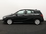 Mercedes-Benz B-klasse 180 Ambition Bluetooth, Cruise control, Parkeersensoren voor/achter, Warmtewerend glas, Audio-navigatie full map, Family Edition-pakket Luxe, comfort en veelzijdigheid in een stijlvolle hatchback. Dankzij het ruime interieur en de hoge zitpositie geniet je van een comfortabele rijervaring, terwijl de hoogwaardige afwerking zo