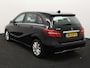 Mercedes-Benz B-klasse 180 Ambition Bluetooth, Cruise control, Parkeersensoren voor/achter, Warmtewerend glas, Audio-navigatie full map, Family Edition-pakket Luxe, comfort en veelzijdigheid in een stijlvolle hatchback. Dankzij het ruime interieur en de hoge zitpositie geniet je van een comfortabele rijervaring, terwijl de hoogwaardige afwerking zo