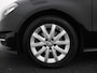 Mercedes-Benz B-klasse 180 Ambition Bluetooth, Cruise control, Parkeersensoren voor/achter, Warmtewerend glas, Audio-navigatie full map, Family Edition-pakket Luxe, comfort en veelzijdigheid in een stijlvolle hatchback. Dankzij het ruime interieur en de hoge zitpositie geniet je van een comfortabele rijervaring, terwijl de hoogwaardige afwerking zo