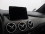 Mercedes-Benz B-klasse 180 Ambition Bluetooth, Cruise control, Parkeersensoren voor/achter, Warmtewerend glas, Audio-navigatie full map, Family Edition-pakket Luxe, comfort en veelzijdigheid in een stijlvolle hatchback. Dankzij het ruime interieur en de hoge zitpositie geniet je van een comfortabele rijervaring, terwijl de hoogwaardige afwerking zo