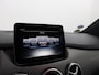 Mercedes-Benz B-klasse 180 Ambition Bluetooth, Cruise control, Parkeersensoren voor/achter, Warmtewerend glas, Audio-navigatie full map, Family Edition-pakket Luxe, comfort en veelzijdigheid in een stijlvolle hatchback. Dankzij het ruime interieur en de hoge zitpositie geniet je van een comfortabele rijervaring, terwijl de hoogwaardige afwerking zo