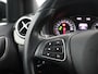 Mercedes-Benz B-klasse 180 Ambition Bluetooth, Cruise control, Parkeersensoren voor/achter, Warmtewerend glas, Audio-navigatie full map, Family Edition-pakket Luxe, comfort en veelzijdigheid in een stijlvolle hatchback. Dankzij het ruime interieur en de hoge zitpositie geniet je van een comfortabele rijervaring, terwijl de hoogwaardige afwerking zo