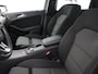 Mercedes-Benz B-klasse 180 Ambition Bluetooth, Cruise control, Parkeersensoren voor/achter, Warmtewerend glas, Audio-navigatie full map, Family Edition-pakket Luxe, comfort en veelzijdigheid in een stijlvolle hatchback. Dankzij het ruime interieur en de hoge zitpositie geniet je van een comfortabele rijervaring, terwijl de hoogwaardige afwerking zo
