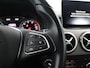 Mercedes-Benz B-klasse 180 Ambition Bluetooth, Cruise control, Parkeersensoren voor/achter, Warmtewerend glas, Audio-navigatie full map, Family Edition-pakket Luxe, comfort en veelzijdigheid in een stijlvolle hatchback. Dankzij het ruime interieur en de hoge zitpositie geniet je van een comfortabele rijervaring, terwijl de hoogwaardige afwerking zo