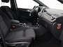 Mercedes-Benz B-klasse 180 Ambition Bluetooth, Cruise control, Parkeersensoren voor/achter, Warmtewerend glas, Audio-navigatie full map, Family Edition-pakket Luxe, comfort en veelzijdigheid in een stijlvolle hatchback. Dankzij het ruime interieur en de hoge zitpositie geniet je van een comfortabele rijervaring, terwijl de hoogwaardige afwerking zo