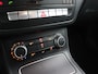 Mercedes-Benz B-klasse 180 Ambition Bluetooth, Cruise control, Parkeersensoren voor/achter, Warmtewerend glas, Audio-navigatie full map, Family Edition-pakket Luxe, comfort en veelzijdigheid in een stijlvolle hatchback. Dankzij het ruime interieur en de hoge zitpositie geniet je van een comfortabele rijervaring, terwijl de hoogwaardige afwerking zo