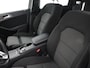 Mercedes-Benz B-klasse 180 Ambition Bluetooth, Cruise control, Parkeersensoren voor/achter, Warmtewerend glas, Audio-navigatie full map, Family Edition-pakket Luxe, comfort en veelzijdigheid in een stijlvolle hatchback. Dankzij het ruime interieur en de hoge zitpositie geniet je van een comfortabele rijervaring, terwijl de hoogwaardige afwerking zo
