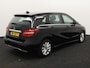Mercedes-Benz B-klasse 180 Ambition Bluetooth, Cruise control, Parkeersensoren voor/achter, Warmtewerend glas, Audio-navigatie full map, Family Edition-pakket Luxe, comfort en veelzijdigheid in een stijlvolle hatchback. Dankzij het ruime interieur en de hoge zitpositie geniet je van een comfortabele rijervaring, terwijl de hoogwaardige afwerking zo