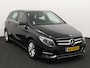 Mercedes-Benz B-klasse 180 Ambition Bluetooth, Cruise control, Parkeersensoren voor/achter, Warmtewerend glas, Audio-navigatie full map, Family Edition-pakket Luxe, comfort en veelzijdigheid in een stijlvolle hatchback. Dankzij het ruime interieur en de hoge zitpositie geniet je van een comfortabele rijervaring, terwijl de hoogwaardige afwerking zo