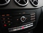 Mercedes-Benz B-klasse 180 Ambition Bluetooth, Cruise control, Parkeersensoren voor/achter, Warmtewerend glas, Audio-navigatie full map, Family Edition-pakket Luxe, comfort en veelzijdigheid in een stijlvolle hatchback. Dankzij het ruime interieur en de hoge zitpositie geniet je van een comfortabele rijervaring, terwijl de hoogwaardige afwerking zo