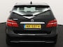 Mercedes-Benz B-klasse 180 Ambition Bluetooth, Cruise control, Parkeersensoren voor/achter, Warmtewerend glas, Audio-navigatie full map, Family Edition-pakket Luxe, comfort en veelzijdigheid in een stijlvolle hatchback. Dankzij het ruime interieur en de hoge zitpositie geniet je van een comfortabele rijervaring, terwijl de hoogwaardige afwerking zo