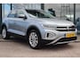 Volkswagen T-Roc 1.5 TSI Style 150PK TREKHAAK|AUTOMAAT | Achteruitrijcamera standaard | Airco (automatisch) | Stuurwiel verwarmd