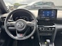 Toyota Yaris Cross 1.5 Hybrid GR Sport Panoramadak, Stoelverwarming, Parkeersensoren voor + achter, GR Sport interieur en exterieur delen.
