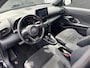 Toyota Yaris Cross 1.5 Hybrid GR Sport Panoramadak, Stoelverwarming, Parkeersensoren voor + achter, GR Sport interieur en exterieur delen.