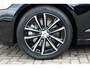 Volvo V60 2.0 T8 Plug-in hybrid AWD Plus Dark | Elektrisch verstelbare stoelen met geheugenfunctie | Premium audiosysteem van Harman Kardon | Semi-elektrische trekhaak | Stoelverwarming vóór en achter | Stuurverwarming | 360°-camera