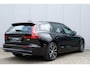 Volvo V60 2.0 T8 Plug-in hybrid AWD Plus Dark | Elektrisch verstelbare stoelen met geheugenfunctie | Premium audiosysteem van Harman Kardon | Semi-elektrische trekhaak | Stoelverwarming vóór en achter | Stuurverwarming | 360°-camera