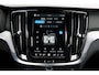 Volvo V60 2.0 T8 Plug-in hybrid AWD Plus Dark | Elektrisch verstelbare stoelen met geheugenfunctie | Premium audiosysteem van Harman Kardon | Semi-elektrische trekhaak | Stoelverwarming vóór en achter | Stuurverwarming | 360°-camera