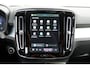 Volvo XC40 2.0 B4 Plus Dark Premium Audio By Harman en Kardon|Trekhaak Semi Elektrisch | Google Services | Adaptieve Cruise Control Met Stuurhulp | BLIS Dodehoekdetectie | Keyless Entry | Elektrische Achterklep Met Sensorsturing | Verwarmbare Voorstoelen | Stuurverwarming | Park Assist Voor & Achter incl. Achteruitrijcamera