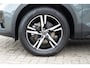 Volvo XC40 2.0 B4 Plus Dark Premium Audio By Harman en Kardon|Trekhaak Semi Elektrisch | Google Services | Adaptieve Cruise Control Met Stuurhulp | BLIS Dodehoekdetectie | Keyless Entry | Elektrische Achterklep Met Sensorsturing | Verwarmbare Voorstoelen | Stuurverwarming | Park Assist Voor & Achter incl. Achteruitrijcamera