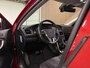 Volvo V40 T2 Edition+ Automaat | Dealer onderhouden | Stoelverwarming | LED Koplampen | Regensensor | Cruise Control | Bluetooth telefoon en Audiostreaming | Audiobediening op stuurwiel | Volledig digitaal TFT instrumentenpaneel met 3 instellingen | Electronic Climate Control L+R | Elektrisch inklapbare buitenspiegels | Automatisch dimmende binnenspiegel | Parkeersensoren achter | Elektrische ramen voor en achter | 16 Inch | Dynamic Textiel charcoal bekleding met wit stiksel | Volvo On Call met mobiele App functie | Fusion Red Metallic |