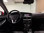 Volvo V40 T2 Edition+ Automaat | Dealer onderhouden | Stoelverwarming | LED Koplampen | Regensensor | Cruise Control | Bluetooth telefoon en Audiostreaming | Audiobediening op stuurwiel | Volledig digitaal TFT instrumentenpaneel met 3 instellingen | Electronic Climate Control L+R | Elektrisch inklapbare buitenspiegels | Automatisch dimmende binnenspiegel | Parkeersensoren achter | Elektrische ramen voor en achter | 16 Inch | Dynamic Textiel charcoal bekleding met wit stiksel | Volvo On Call met mobiele App functie | Fusion Red Metallic |